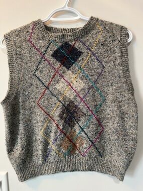 Super cute women’s vintage sweater vest